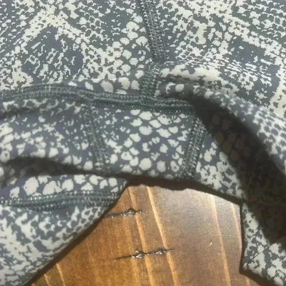 Athleta Ultimate Stash Pocket 7/8 Tight Size S Gray Printed Snake Pattern EUC - Picture 3 of 3